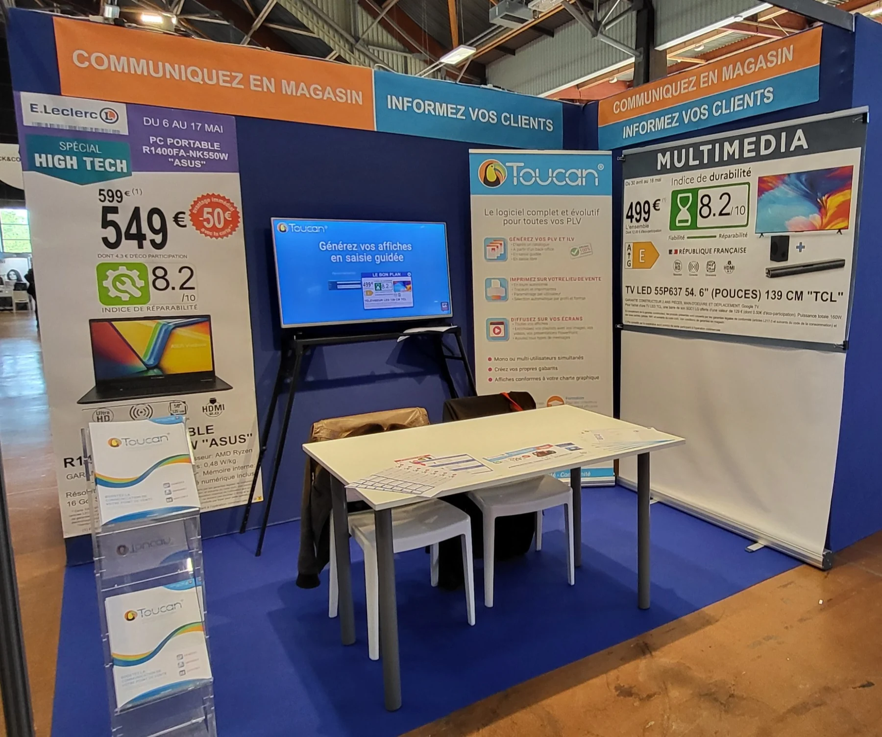 Vue générale du stand EZad au salon BTLEC avec affiches grand format, écran, kakémono et documentation