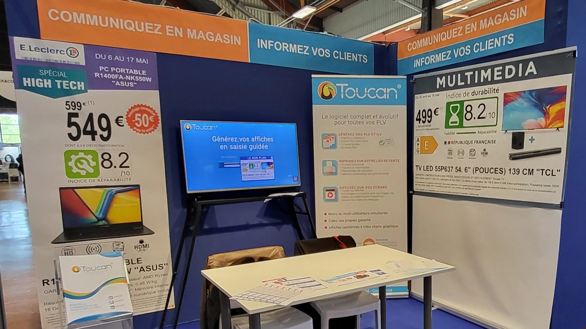 Vue du stand EZad au salon BTLEC avec écran de démonstration, kakémono Toucan® et grandes affiches produites avec le logiciel